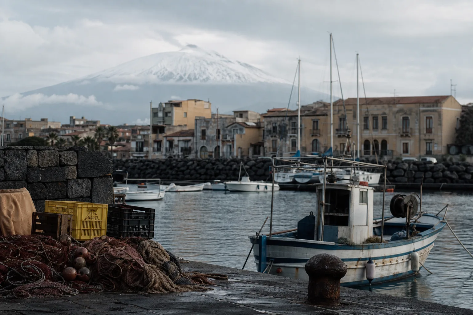 Il porto di Riposto, barche da pesca sotto l'Etna
