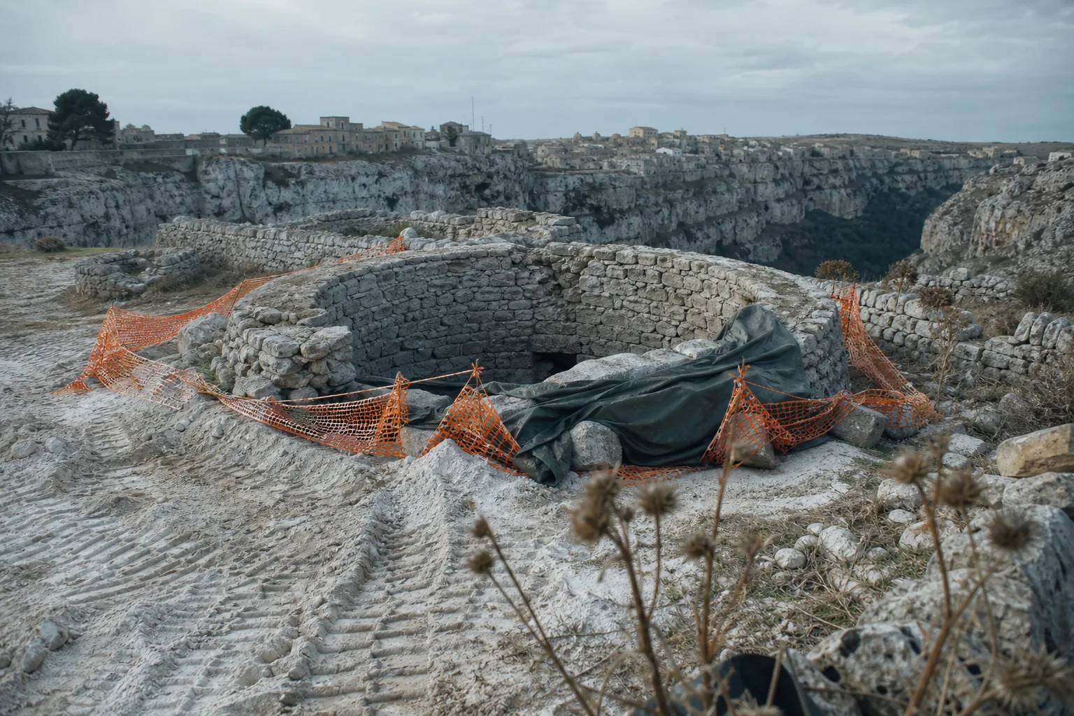 Una neviera in pietra aperta sul ciglio della gravina materana
