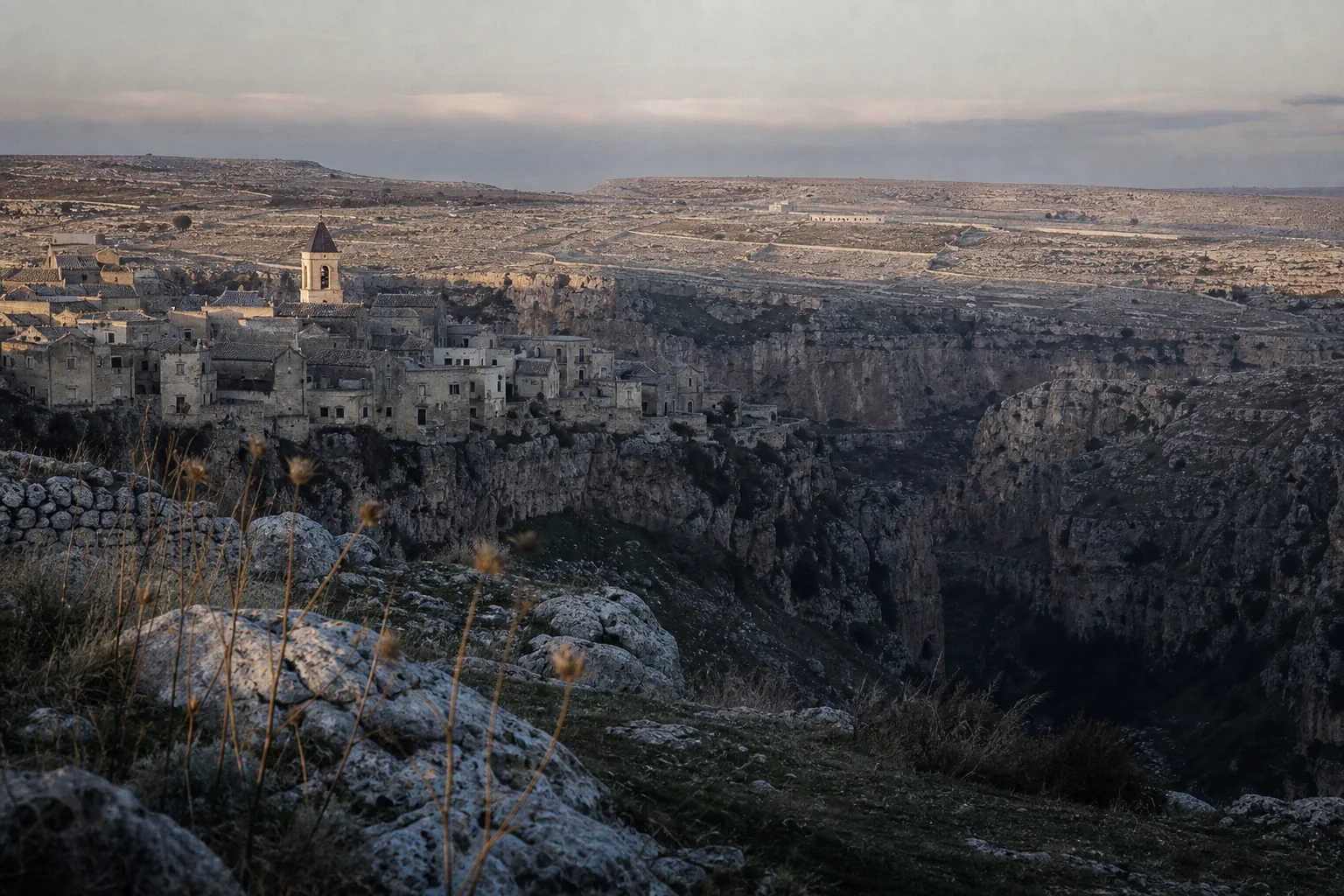 Un paese di pietra sul ciglio della gravina, nel Materano