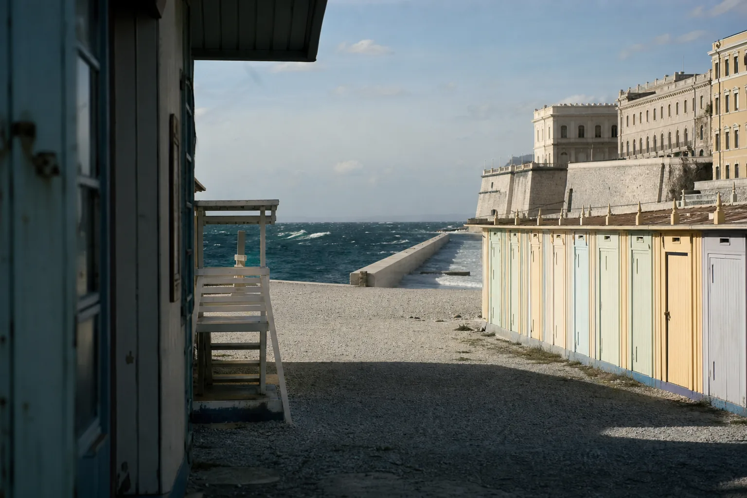 La banchina del bagno Pedocin a Trieste, battuta dalla bora