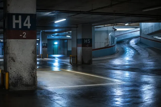Il piano meno due di un parcheggio sotterraneo del Centro Direzionale di Napoli, deserto sotto i neon