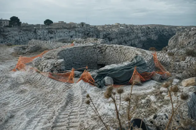 Una neviera in pietra aperta sul ciglio della gravina materana